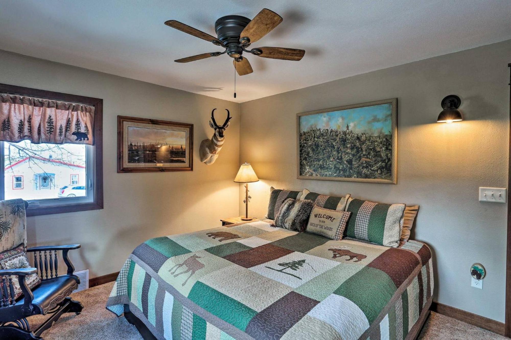Cozy Custer Cottage W Deck: Walk To Shops Food Экстерьер фото